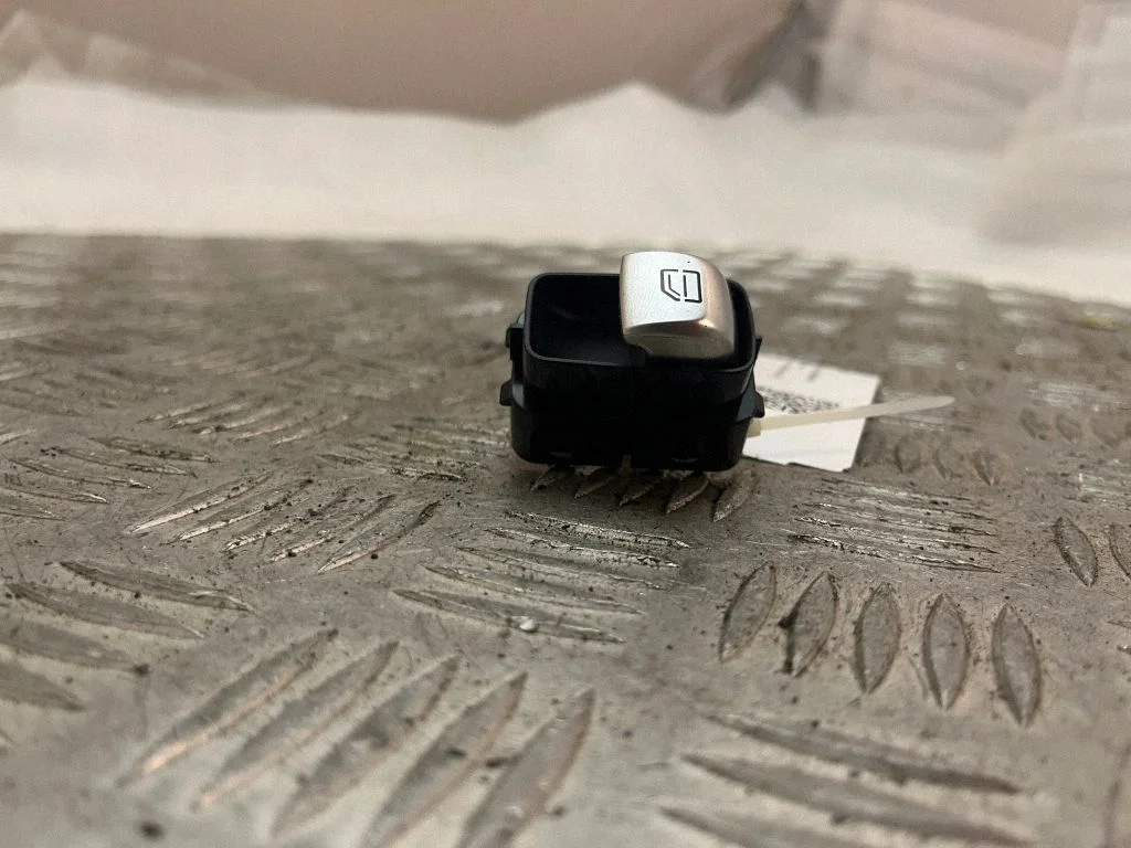 Elektrisko logu slēdzis A2059051513