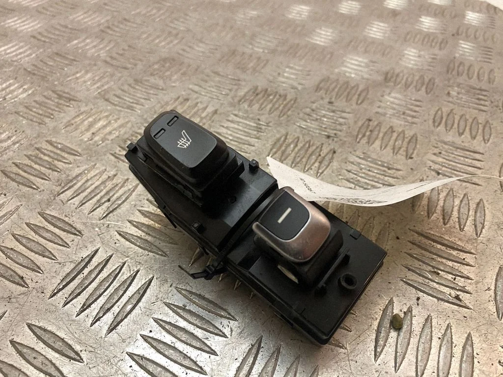 Electric window control switch 93590F1020