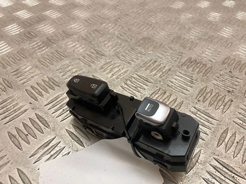 Electric window control switch 93575F1070