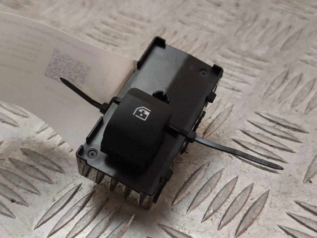 Electric window control switch – Hyundai Tucson TL (2015-)