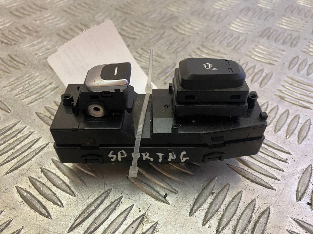 Electric window control switch 93590F1020