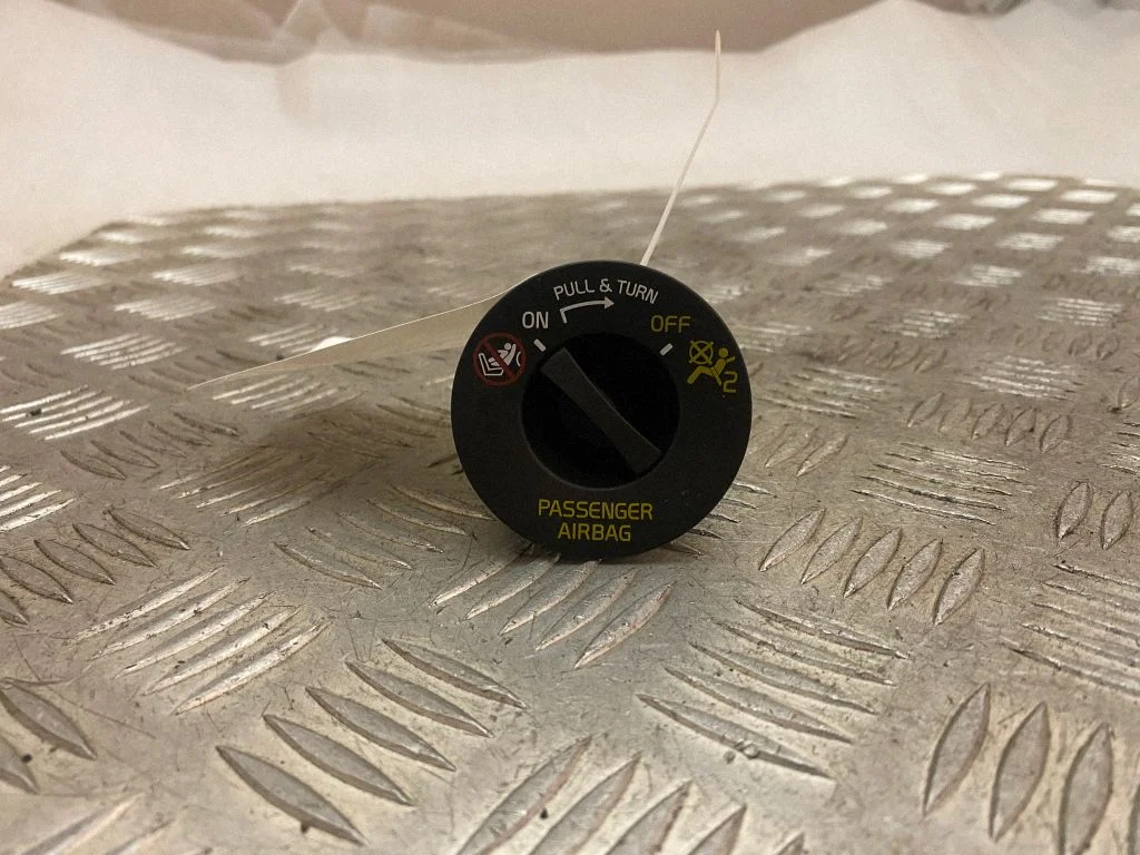 Passenger airbag on/off switch 8888767986