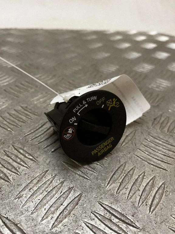 Passenger airbag on/off switch 31376465