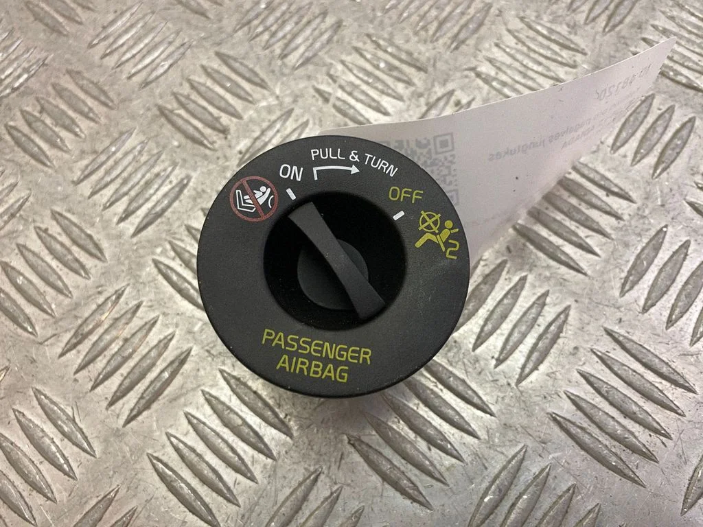 Passenger airbag on/off switch 31674767