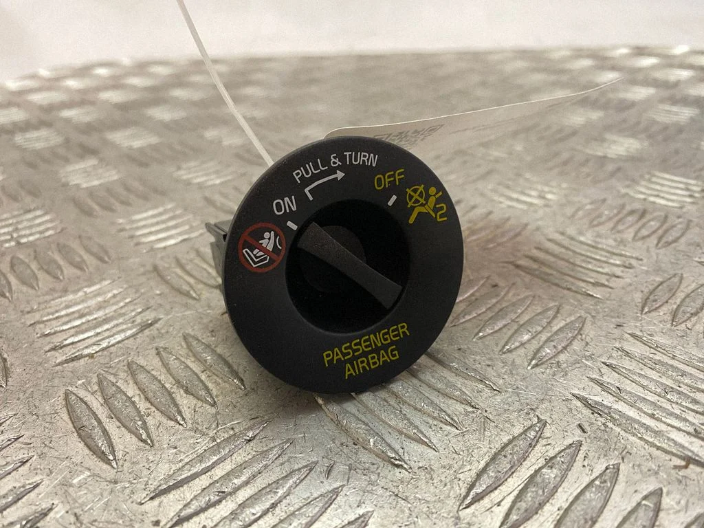 Passenger airbag on/off switch 31376465
