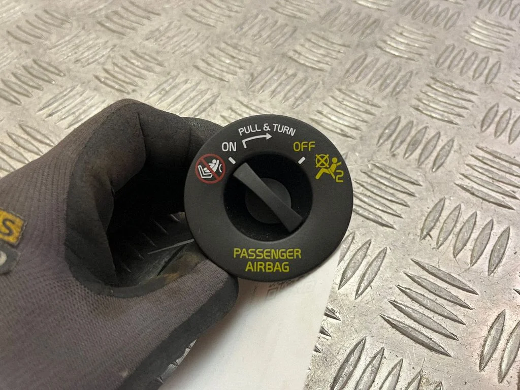 Passenger airbag on/off switch 31674767