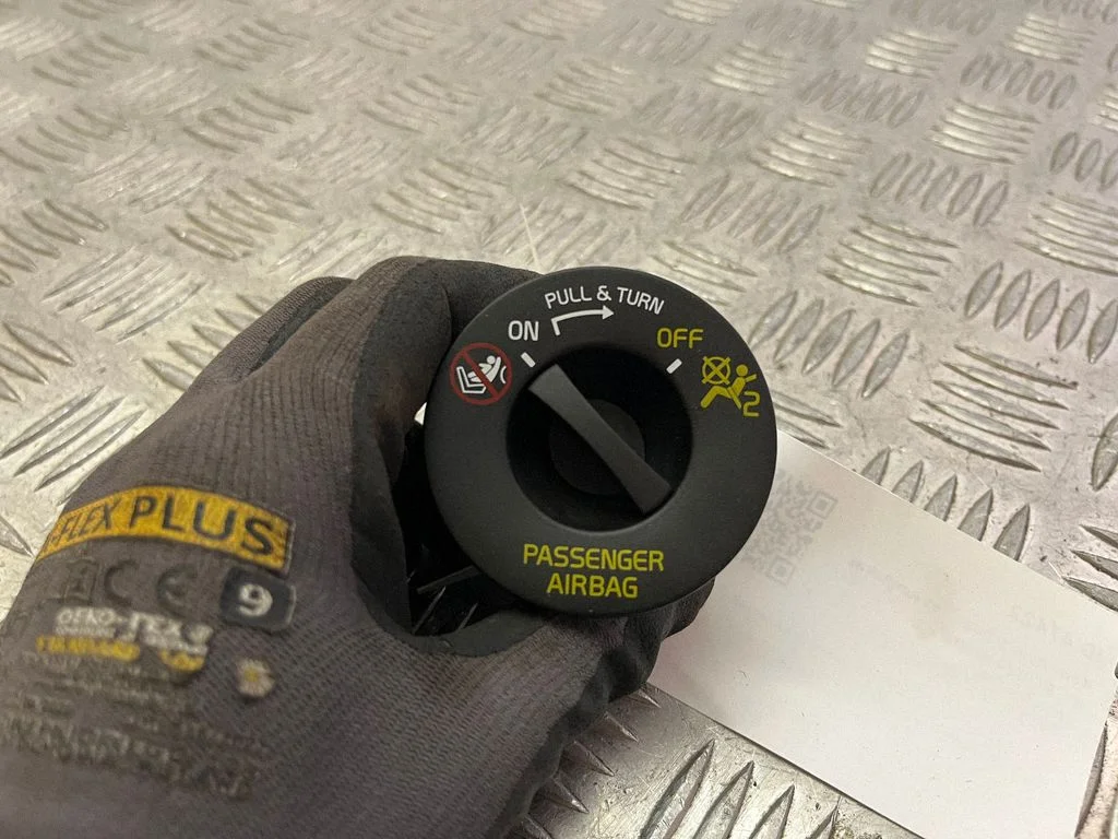 Passenger airbag on/off switch 31674767