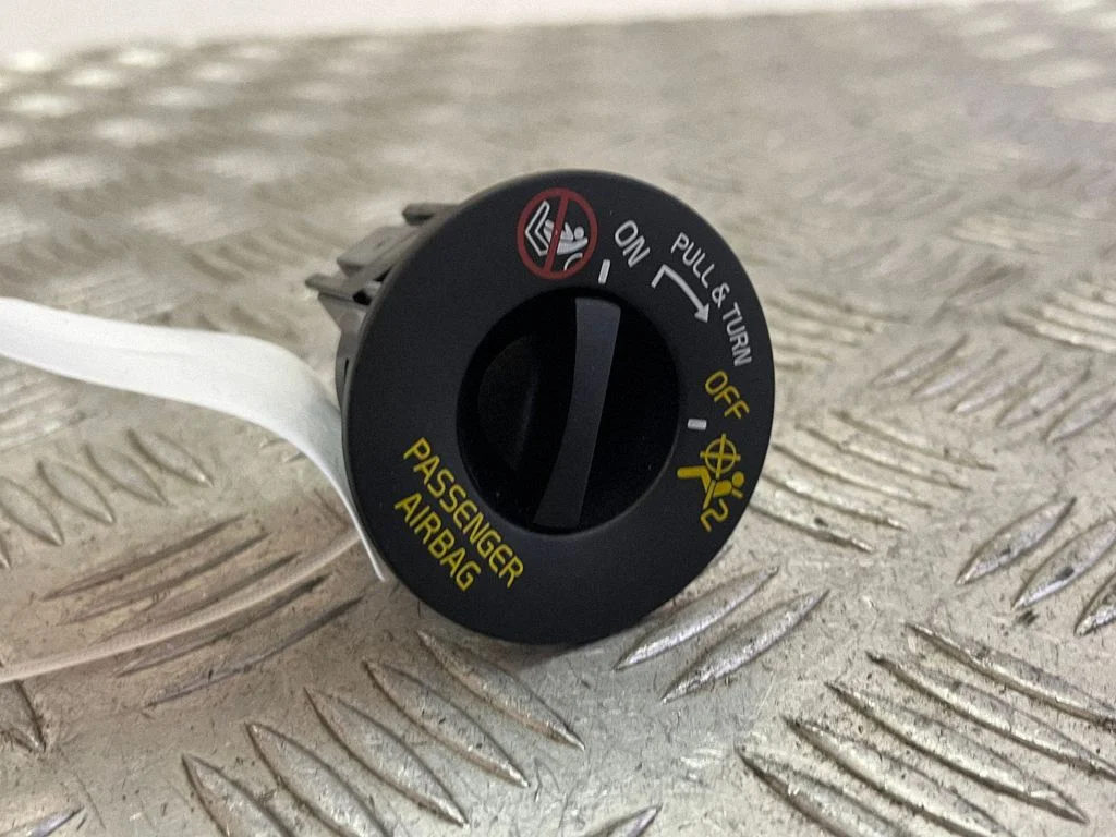 Passenger airbag on/off switch 31376465