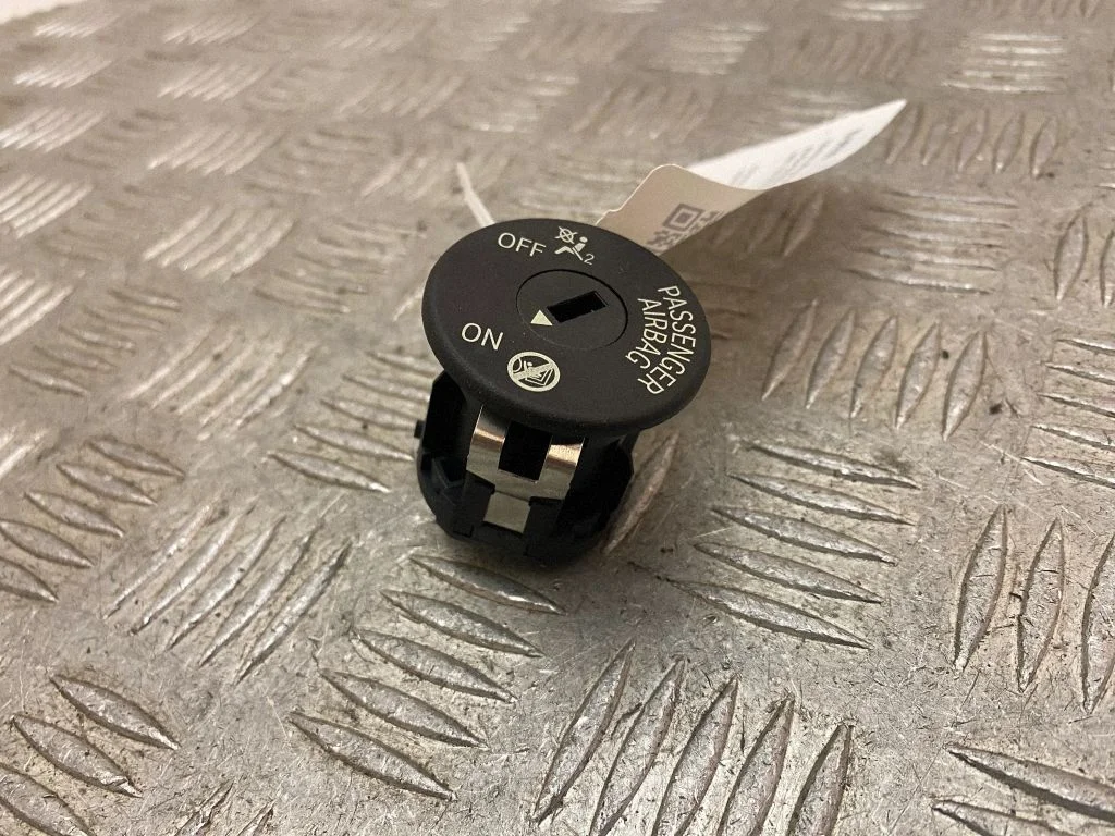 Passenger airbag on/off switch – BMW 3 Series G20 G21 (2019-)
