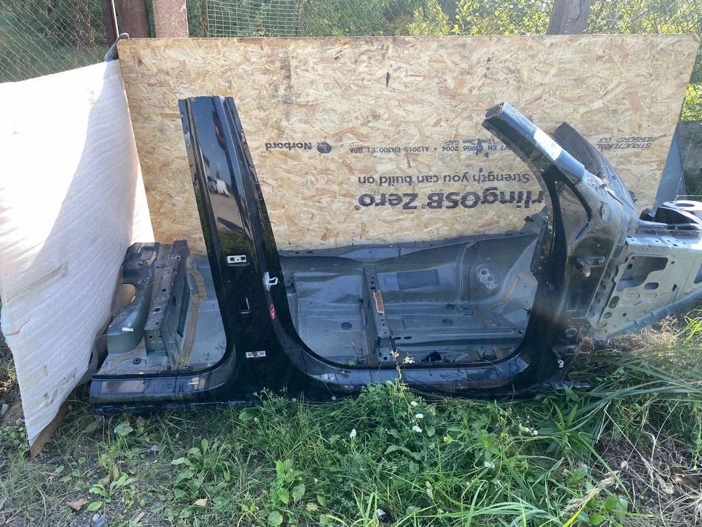 Front quarter panel – right