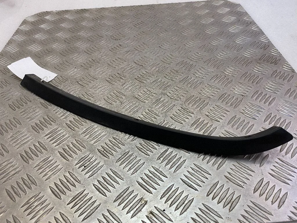Rear arch trim 1MZ76