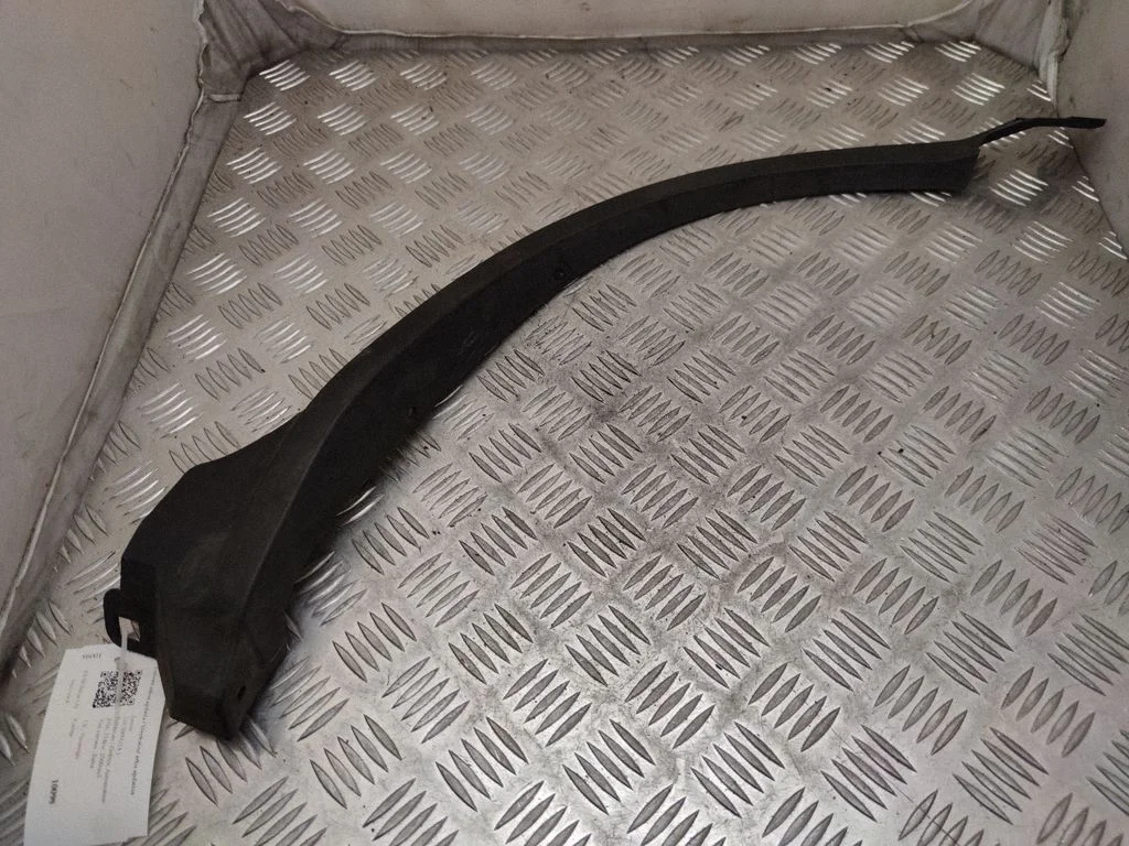 Rear arch trim 7587478010