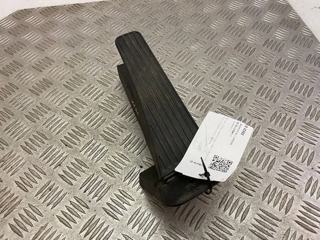 Accelerator throttle pedal 32289124