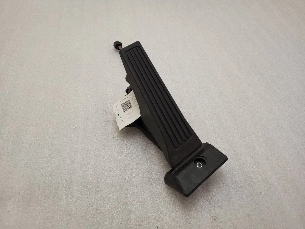Accelerator throttle pedal