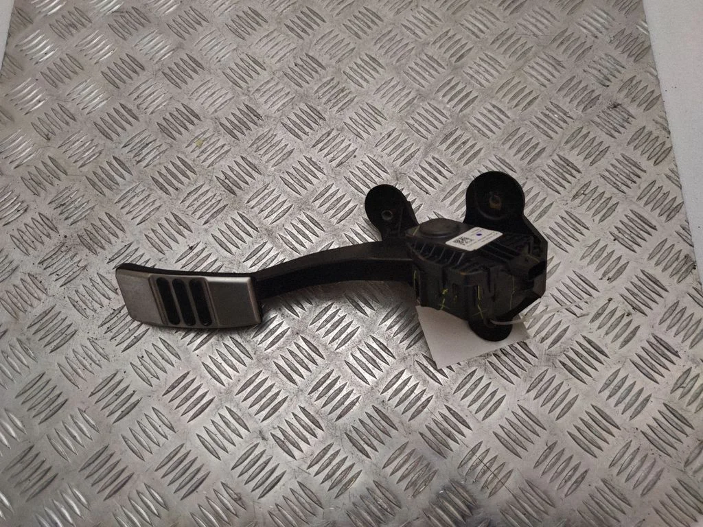 Akseleratora pedālis CR339F836AB