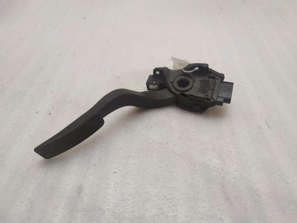 Accelerator throttle pedal – Land Rover Range Rover L405 (2013-2021)