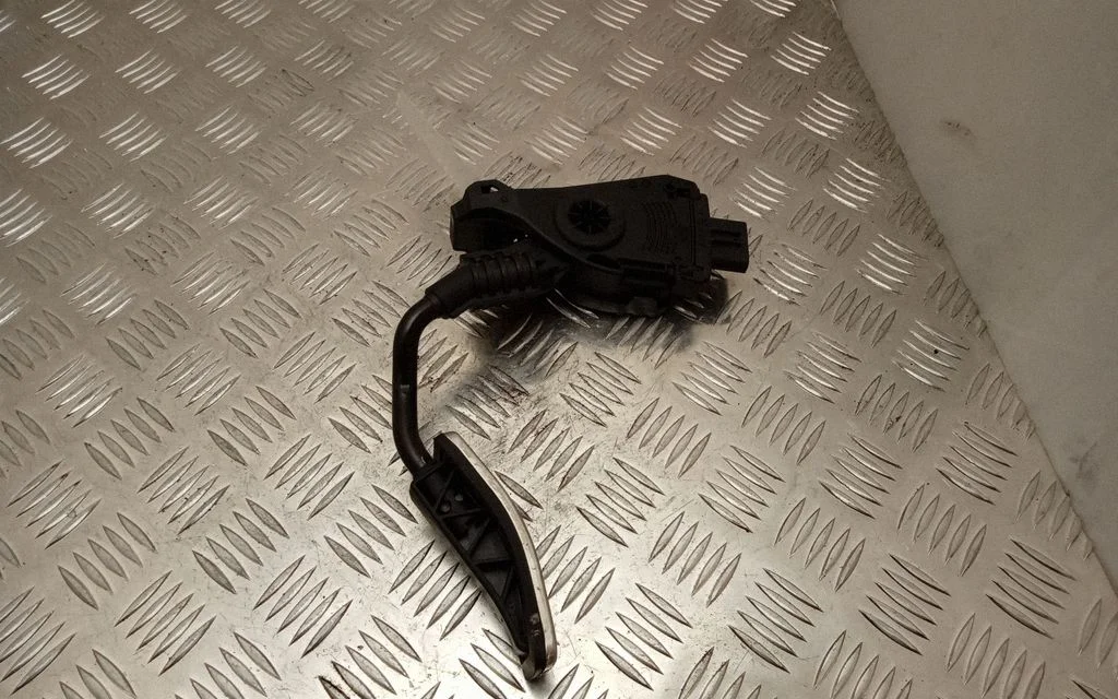 Accelerator throttle pedal 4H2723523A