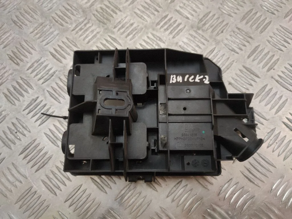 Fuse box cover 95941608 – Buick Encore GX I (2019-)