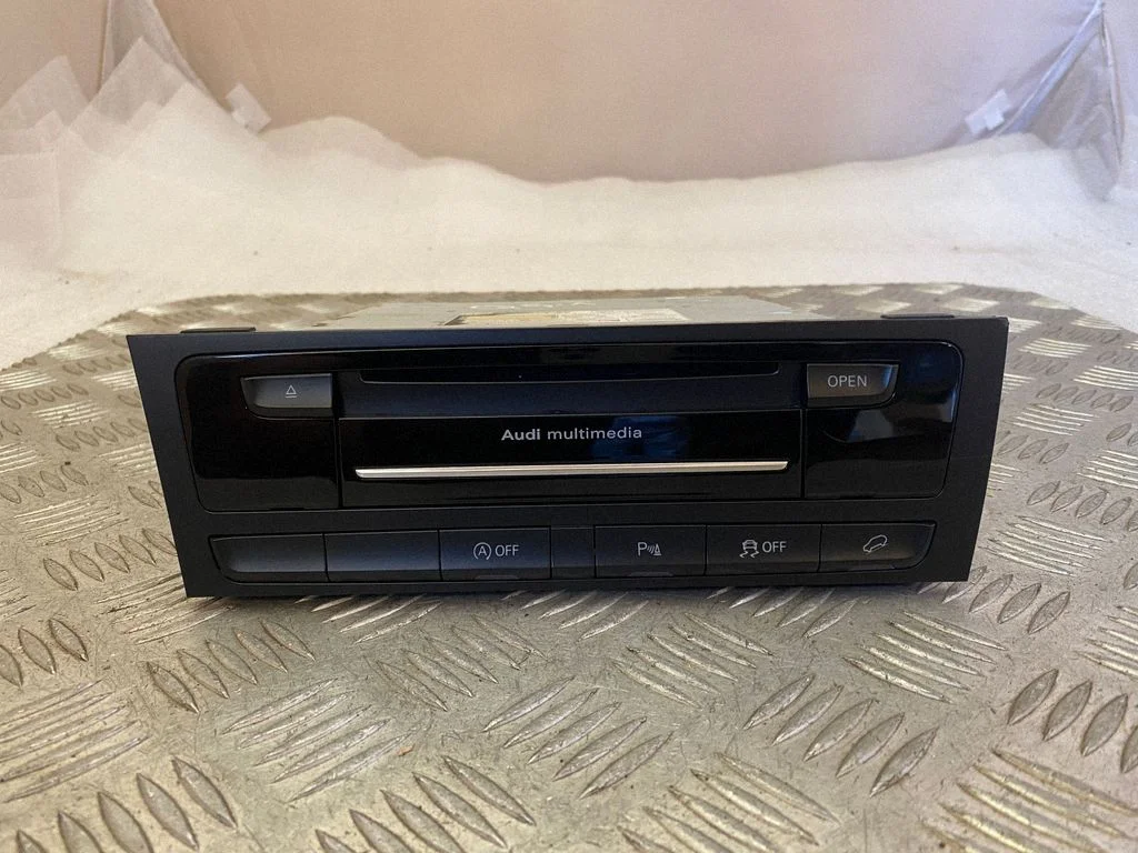 Radio/CD/DVD atskaņotājs/navigācija 8R1035666C