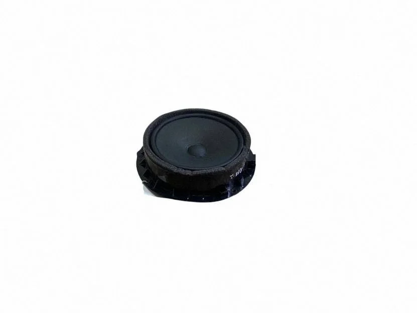 Skaļrunis (-ņi) priekšējās durvīs 4K0035415