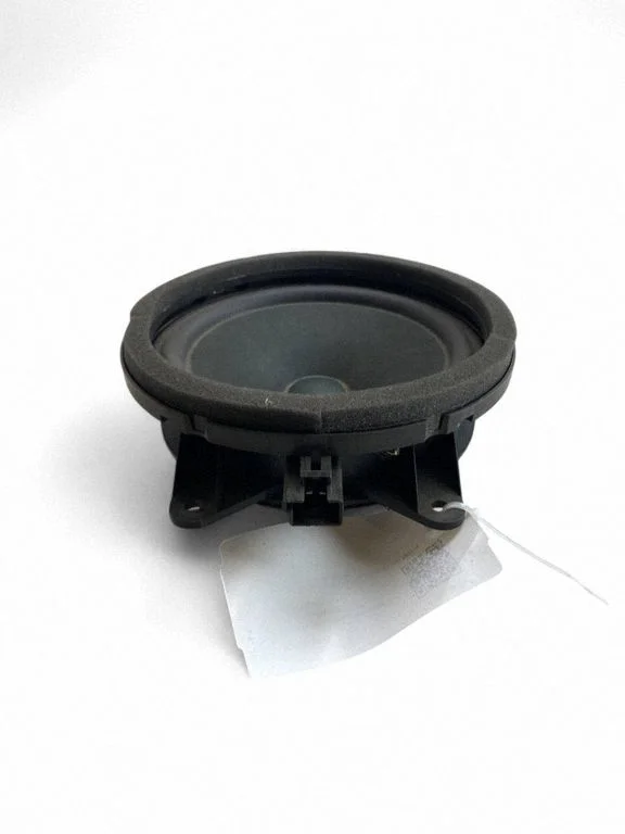 Skaļrunis (-ņi) priekšējās durvīs 31350425