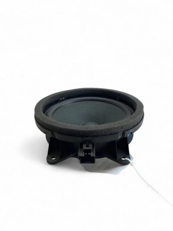 Skaļrunis (-ņi) priekšējās durvīs 31350425