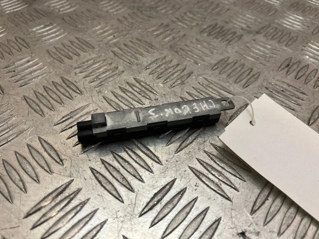 Aerial antenna amplifier 05091350AA