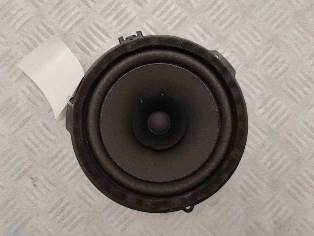 Skaļrunis (-ņi) aizmugurējās durvīs DS7T18808AB