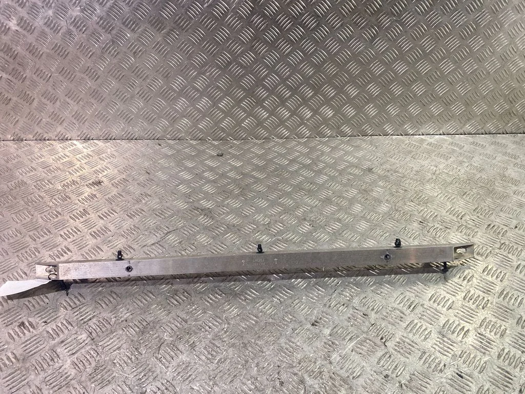 Radiatoru paneļa augšējā daļa J9D38B359AC