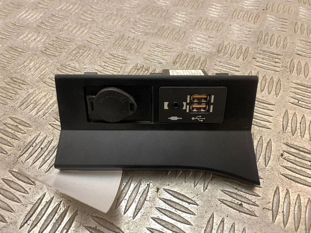 USB ligzda – Lexus RX 450H (2016-)
