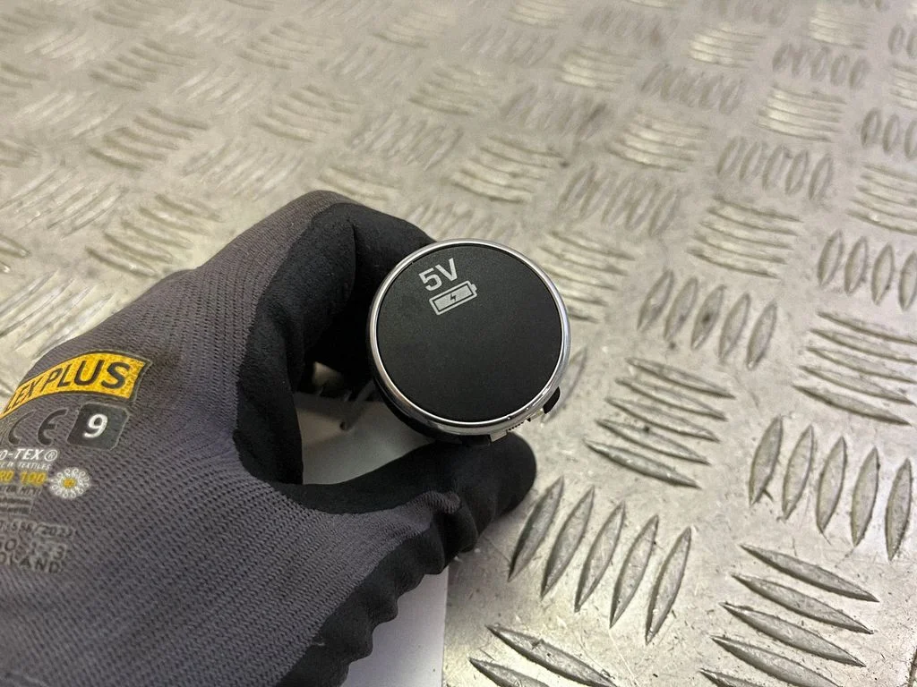 USB ligzda – Land Rover Discovery Sport (2014-)