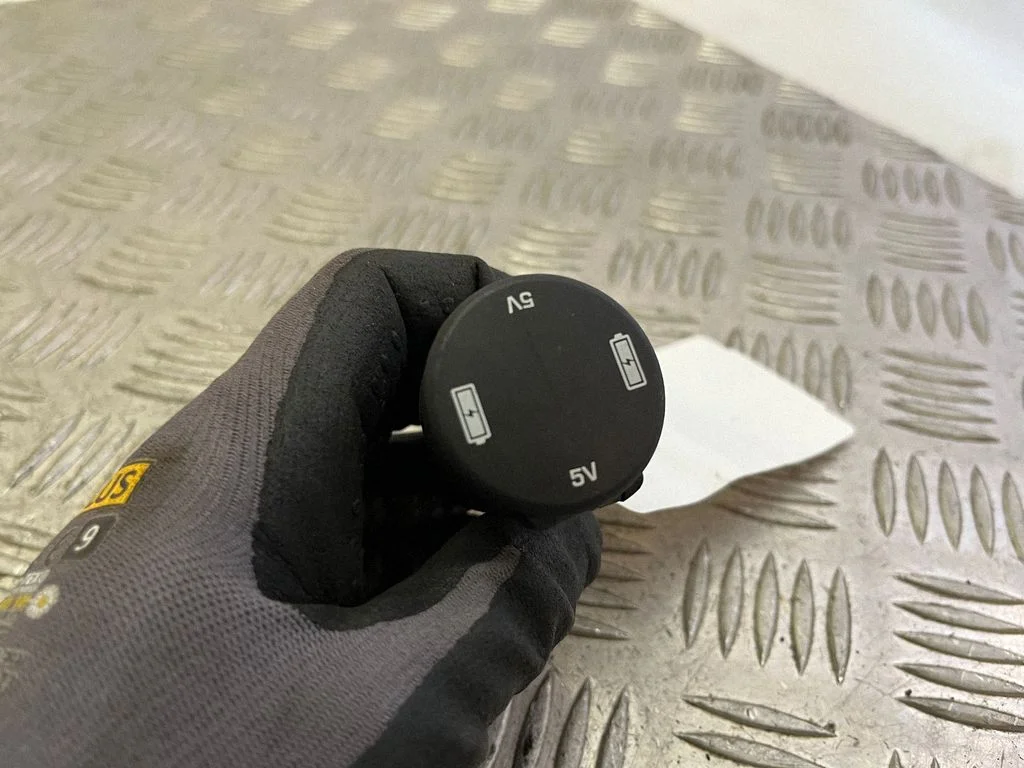 USB ligzda – Land Rover Discovery Sport (2014-)
