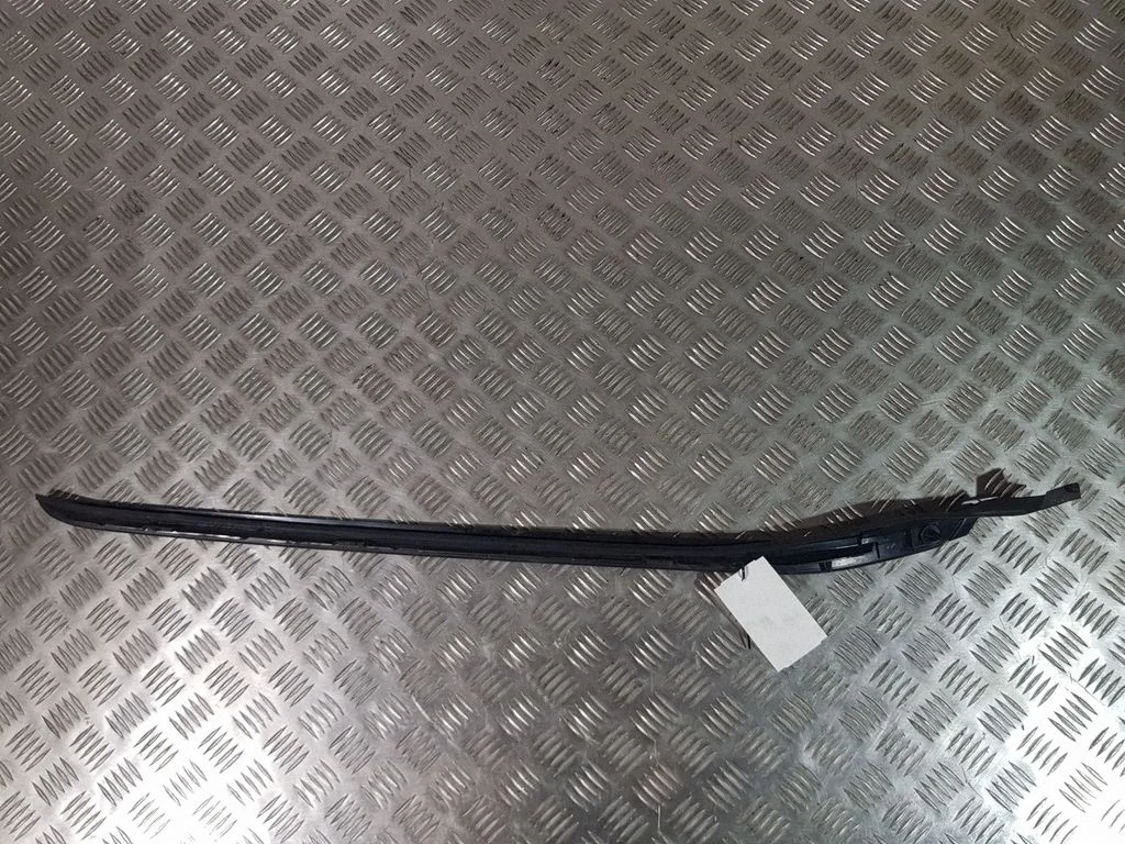Windshield trim – left