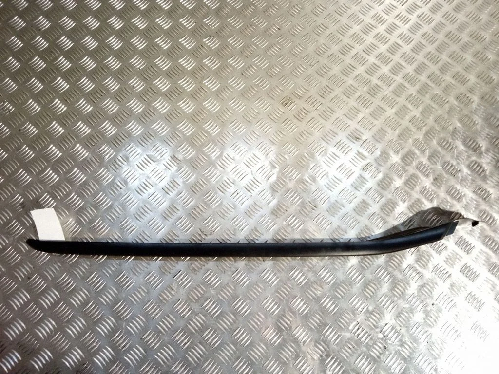 Windshield trim – right