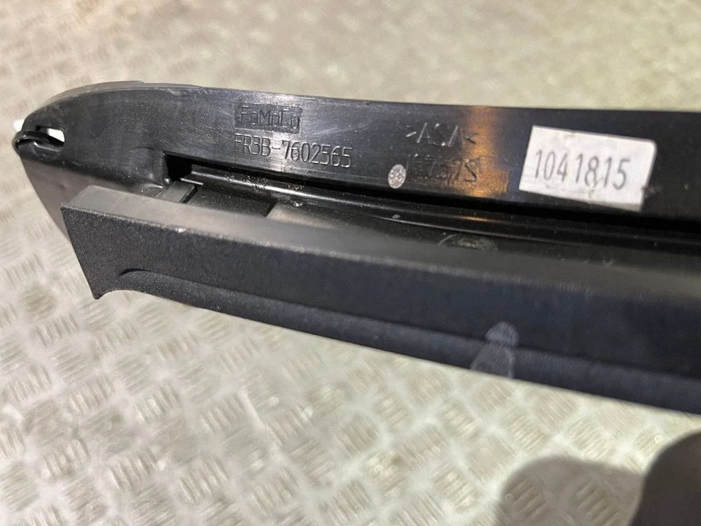 Windshield trim FR3B7602565