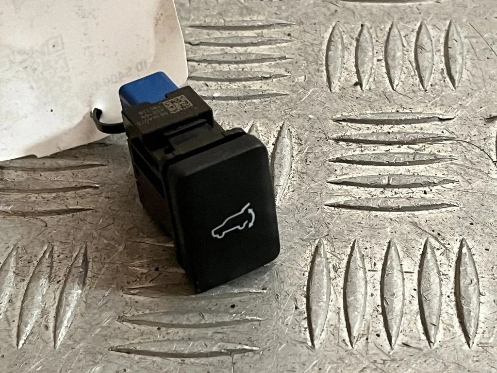 Bagāžnieka vāka atvēršanas slēdzis 8616A073