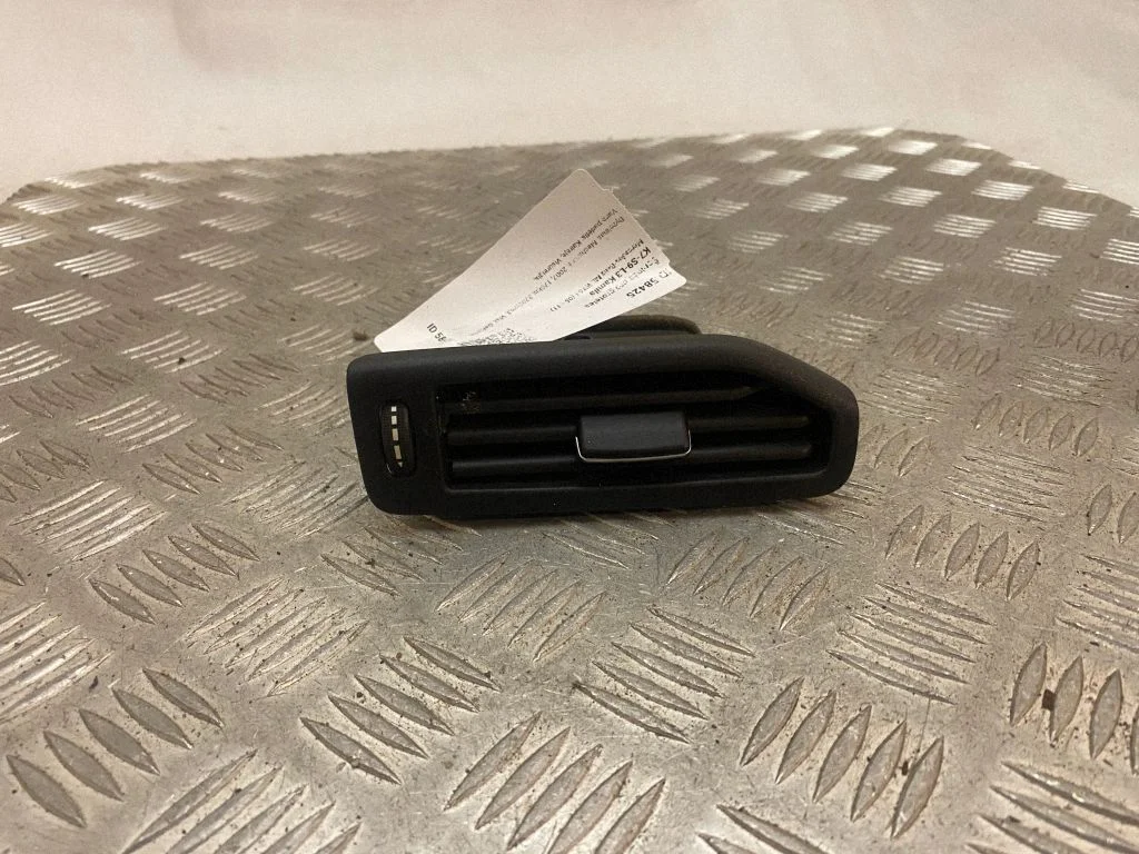 Air vent grill in roof A1668301054