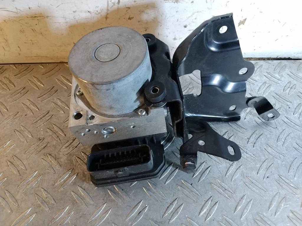 ABS block – Toyota RAV 4 (XA40) (2012-2018)