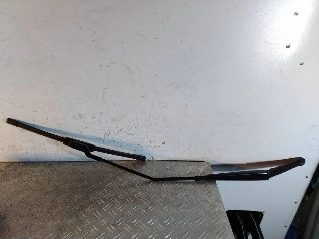 Front wiper blade arm 105339900A