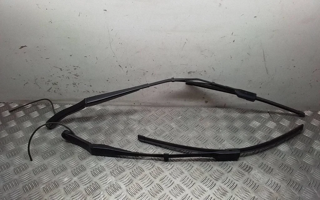Front wiper blade arm – Tesla Model Y (2020-)