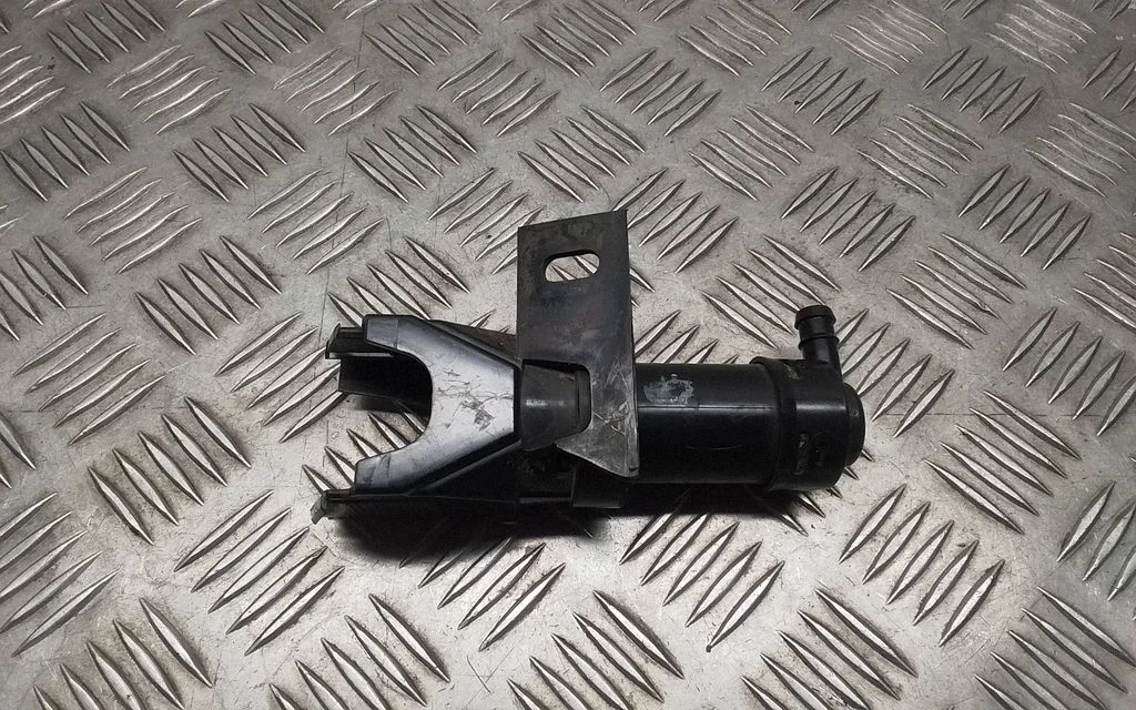 Headlight washer spray nozzle 77730