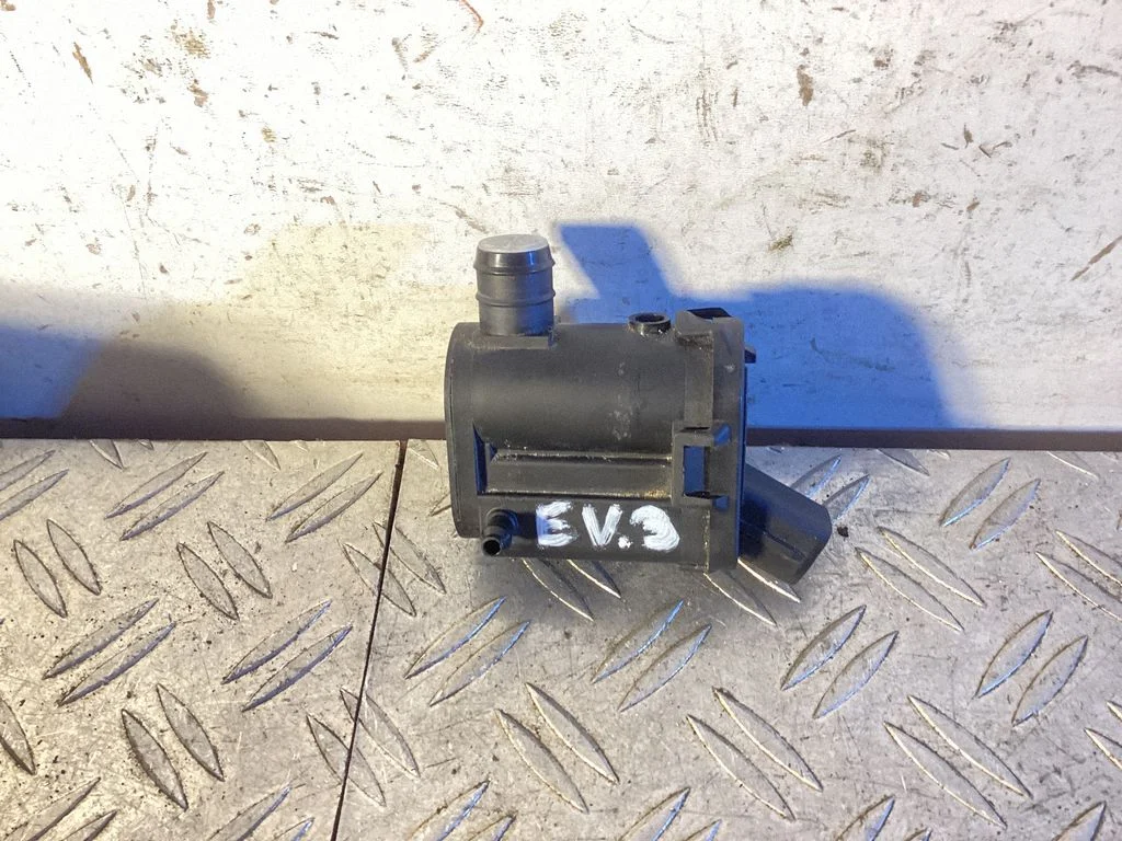 Windscreen/windshield washer pump – Hyundai Kona I (2017-2023)