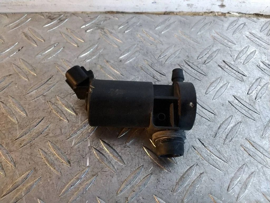 Headlight washer pump – Lexus IS III XE30 (2013-2020)