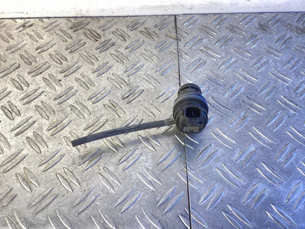 Windscreen/windshield washer pump – Lexus IS III XE30 (2013-2020)