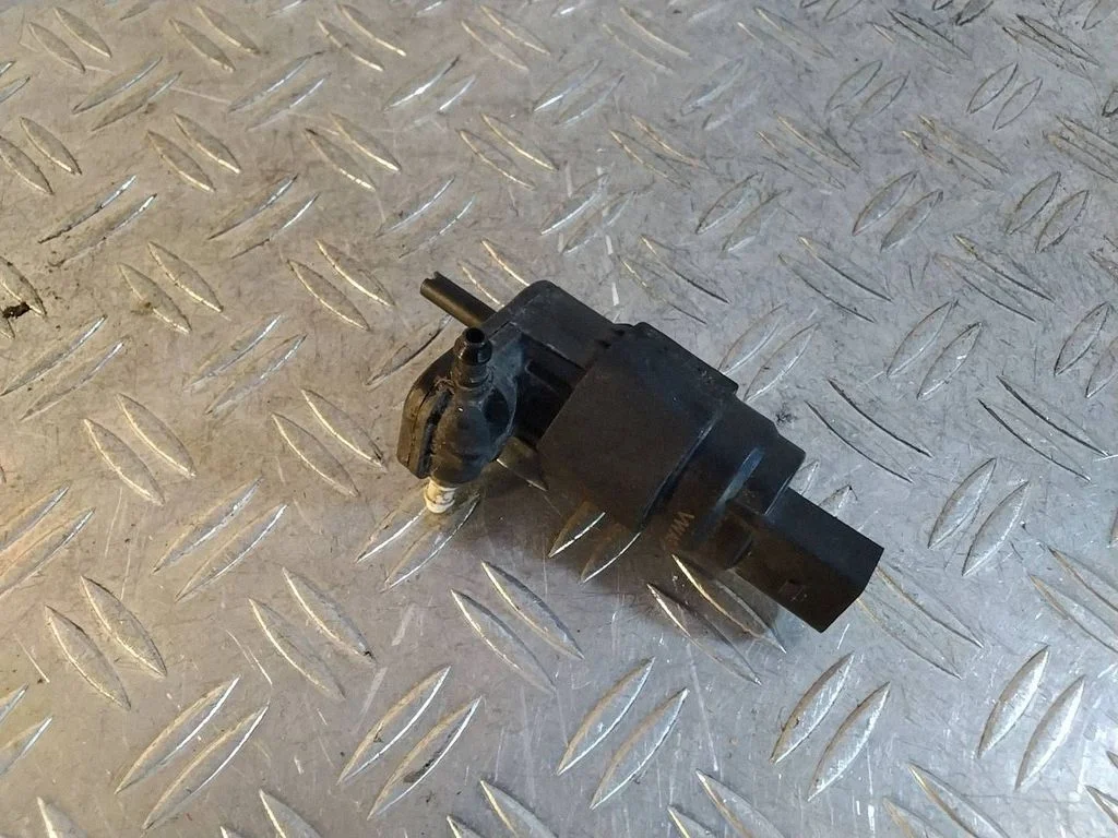 Windscreen/windshield washer pump – Porsche Macan (95B) (2019-)