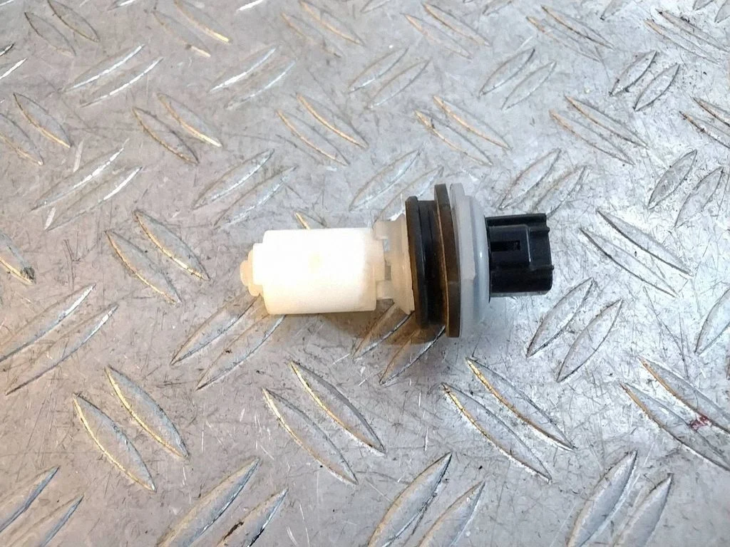 Windscreen/windshield washer pump – Lexus IS III XE30 (2013-2020)