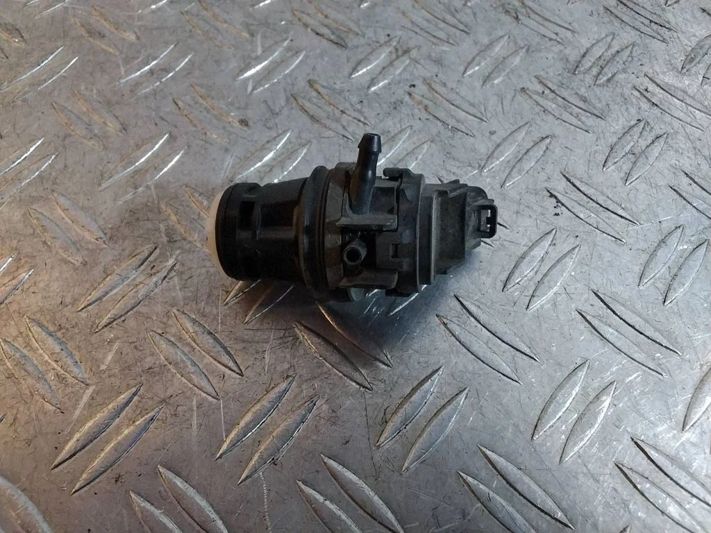 Windscreen/windshield washer pump – Lexus IS III XE30 (2013-2020)