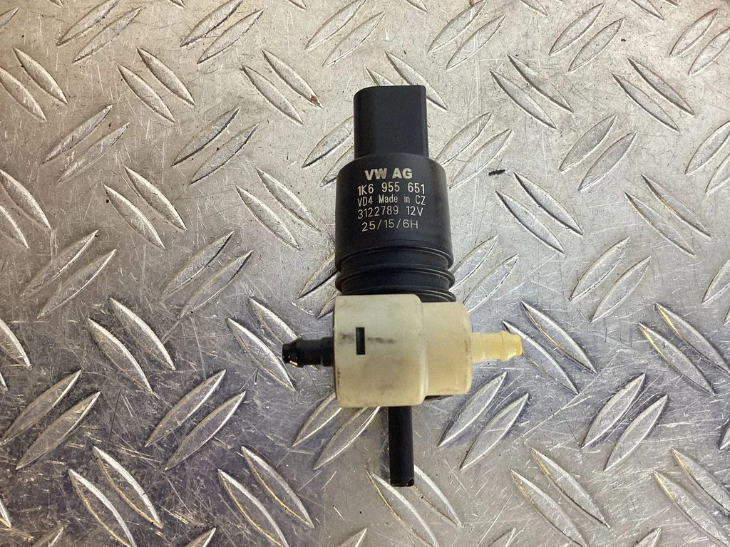 Windscreen/windshield washer pump – Porsche Cayenne (92A) (2010-2017)