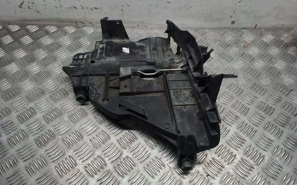Headlight/headlamp mounting bracket – right