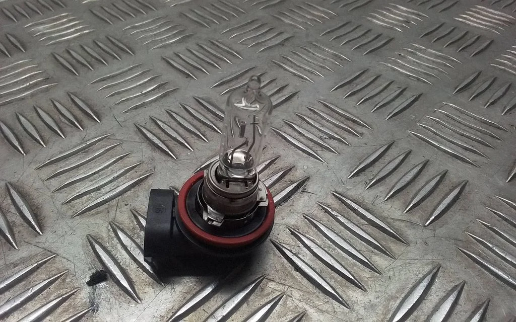 Headlight/headlamp bulb 64213